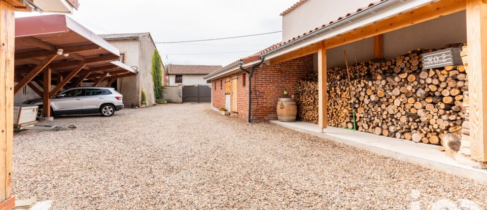 Maison traditionnelle 9 pièces de 200 m² à Sury-le-Comtal (42450)