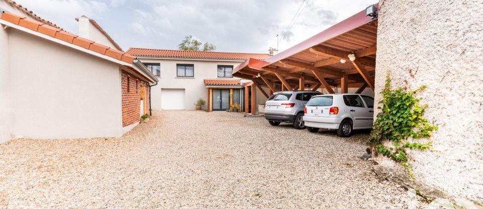 Maison traditionnelle 9 pièces de 200 m² à Sury-le-Comtal (42450)