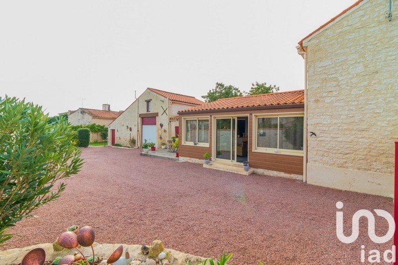 Maison 5 pièces de 135 m² à Nalliers (85370)