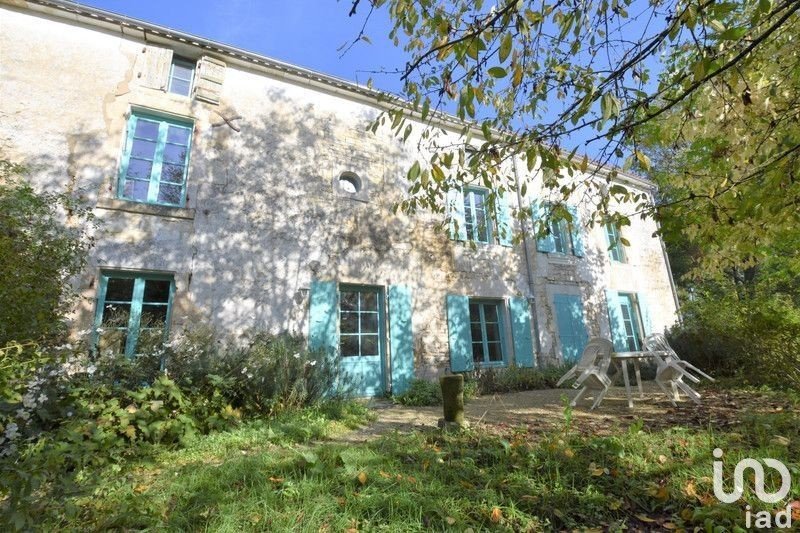 House 6 rooms of 220 m² in Marsais (17700)