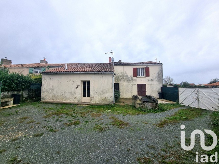 Traditional house 6 rooms of 135 m² in Saint-Aubin-la-Plaine (85210)