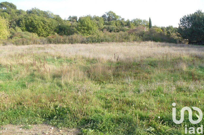 Land of 811 m² in Pierrevert (04860)