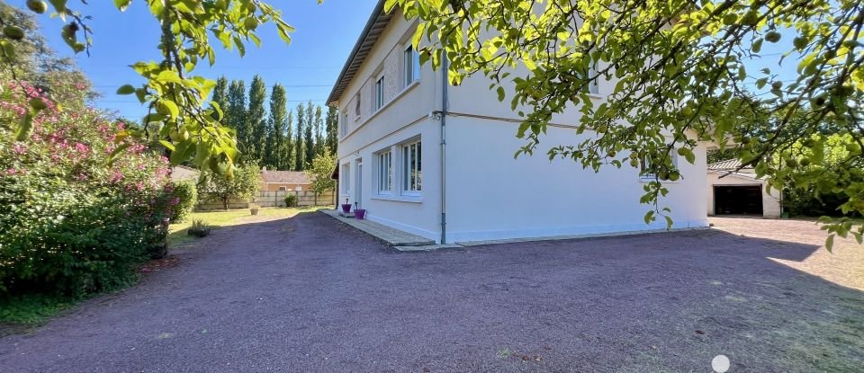 Demeure 8 pièces de 217 m² à Val de Virvée (33240)