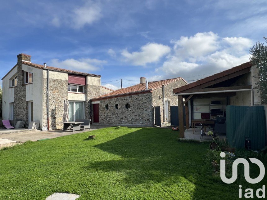 Longere 5 rooms of 160 m² in Le Loroux-Bottereau (44430)