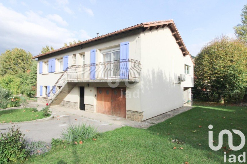 Maison 9 pièces de 170 m² à Saint-Georges-de-Luzençon (12100)