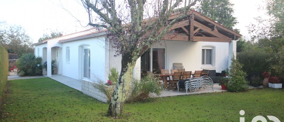 Pavilion 4 rooms of 120 m² in Saintes (17100)