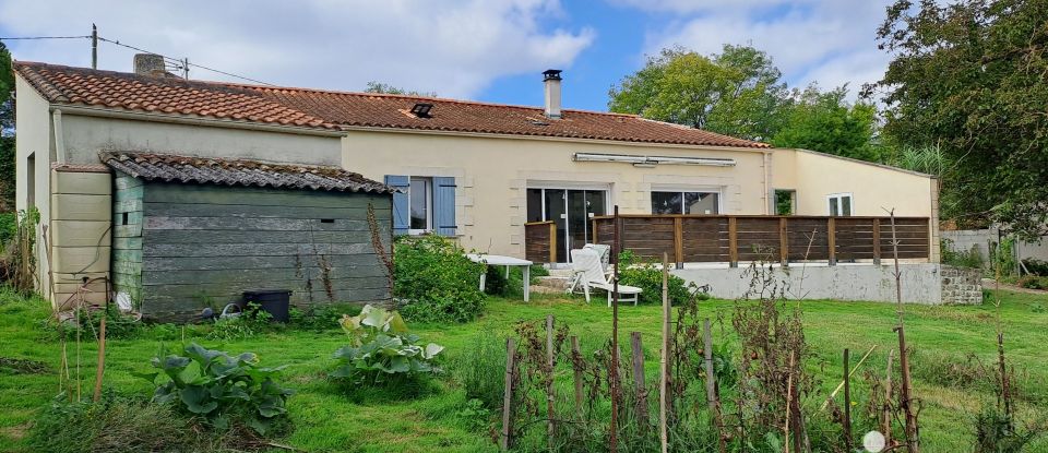 Traditional house 4 rooms of 70 m² in Saint-Just-Luzac (17320)