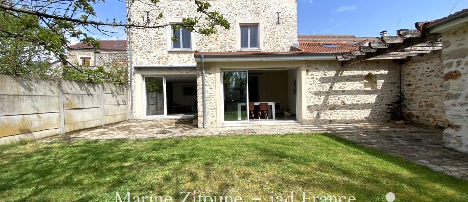 House 8 rooms of 210 m² in La Ville-du-Bois (91620)