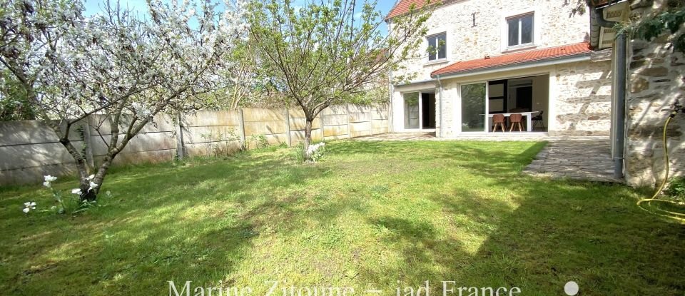 House 8 rooms of 210 m² in La Ville-du-Bois (91620)