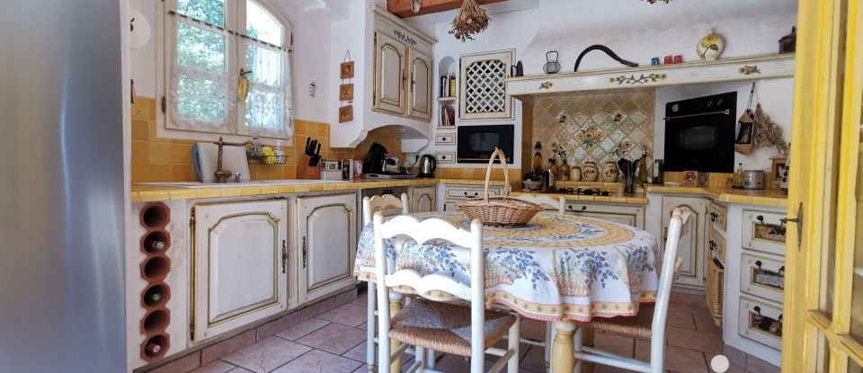 Traditional house 5 rooms of 160 m² in Pujaut (30131)