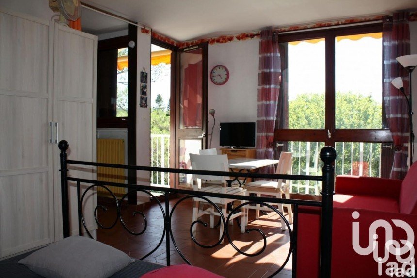 Studio 1 room of 27 m² in Gréoux-les-Bains (04800)