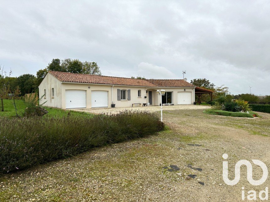 Maison 4 pièces de 93 m² à Saint-Mary (16260)