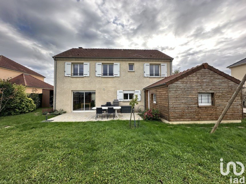 House 8 rooms of 161 m² in Vaux-le-Pénil (77000)