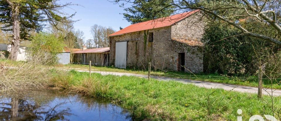 Barn conversion 3 rooms of 220 m² in Beaufou (85170)