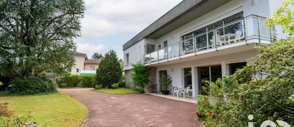 Maison 7 pièces de 216 m² à Fontaines-sur-Saône (69270)