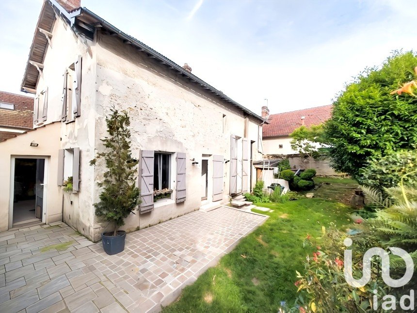 Village house 6 rooms of 135 m² in Aincourt (95510)