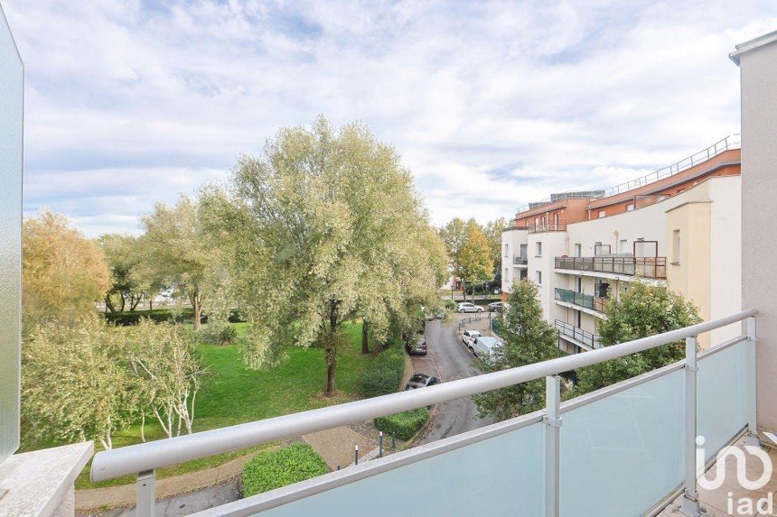 Apartment 3 rooms of 65 m² in Saint-Thibault-des-Vignes (77400)