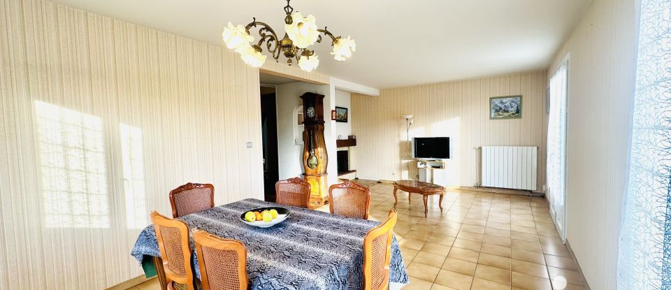 House 6 rooms of 104 m² in Mourenx (64150)