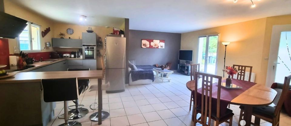 House 4 rooms of 100 m² in Naujac-sur-Mer (33990)