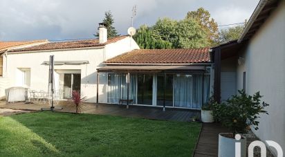 Traditional house 7 rooms of 165 m² in Saint-Romain-de-Benet (17600)