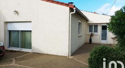 Traditional house 7 rooms of 165 m² in Saint-Romain-de-Benet (17600)