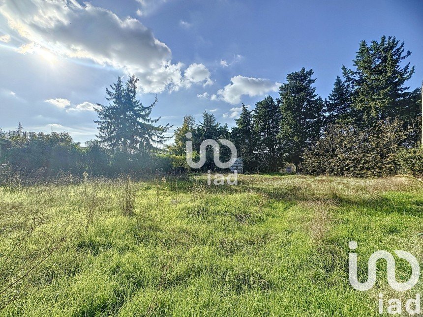 Land of 702 m² in Velleron (84740)