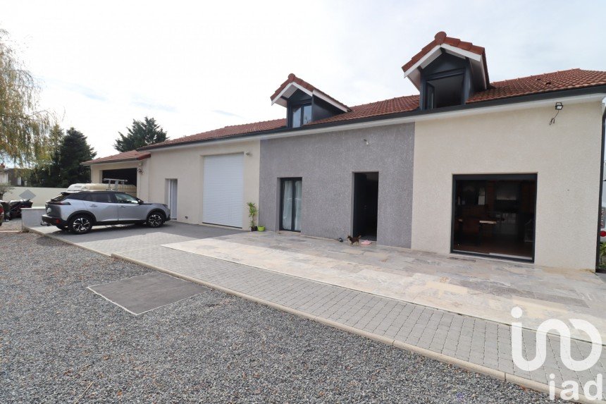 Maison traditionnelle 6 pièces de 160 m² à Cognat-Lyonne (03110)