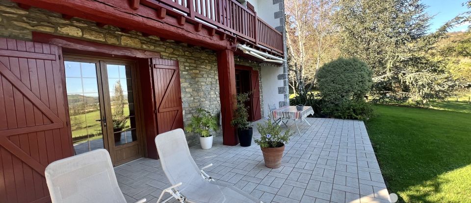 Maison 9 pièces de 240 m² à Larceveau-Arros-Cibits (64120)