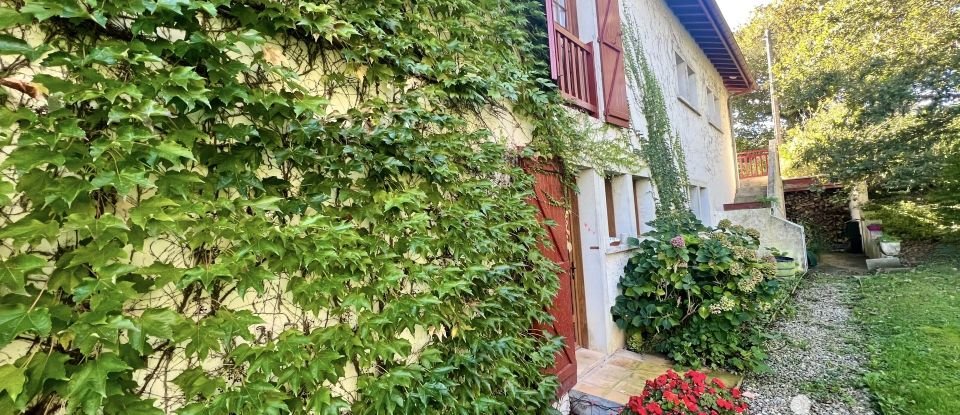 Maison 9 pièces de 240 m² à Larceveau-Arros-Cibits (64120)