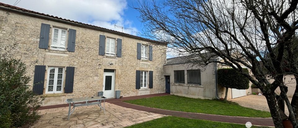 Maison 5 pièces de 132 m² à Fontenay-le-Comte (85200)