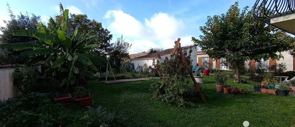 Traditional house 7 rooms of 132 m² in Tonnay-Charente (17430)