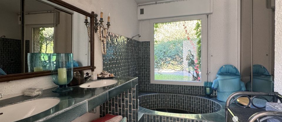 Traditional house 5 rooms of 206 m² in Nîmes (30900)