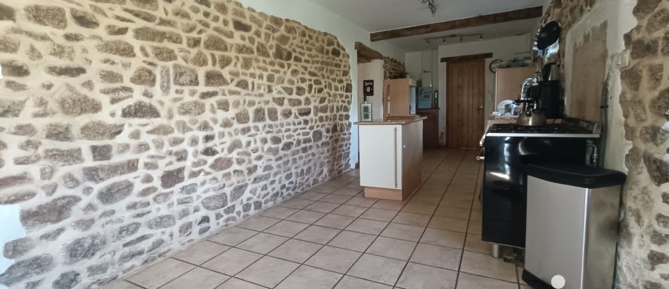 House 7 rooms of 170 m² in Saint-Mars-sur-la-Futaie (53220)