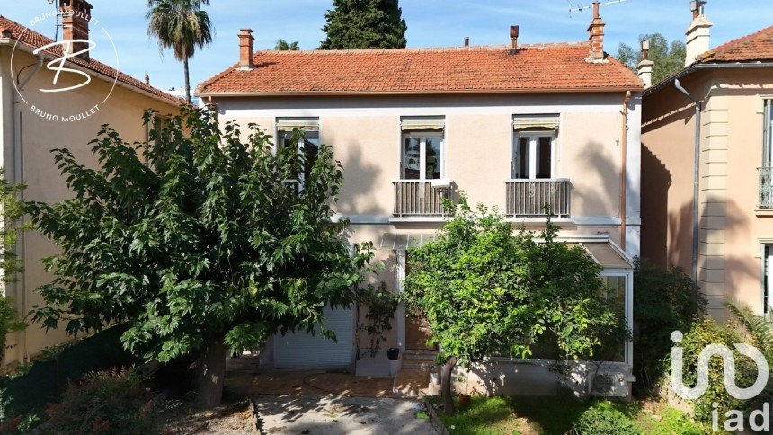 Maison traditionnelle 7 pièces de 213 m² à Hyères (83400)