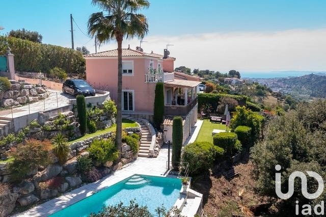 Maison traditionnelle 8 pièces de 233 m² à Cagnes-sur-Mer (06800)