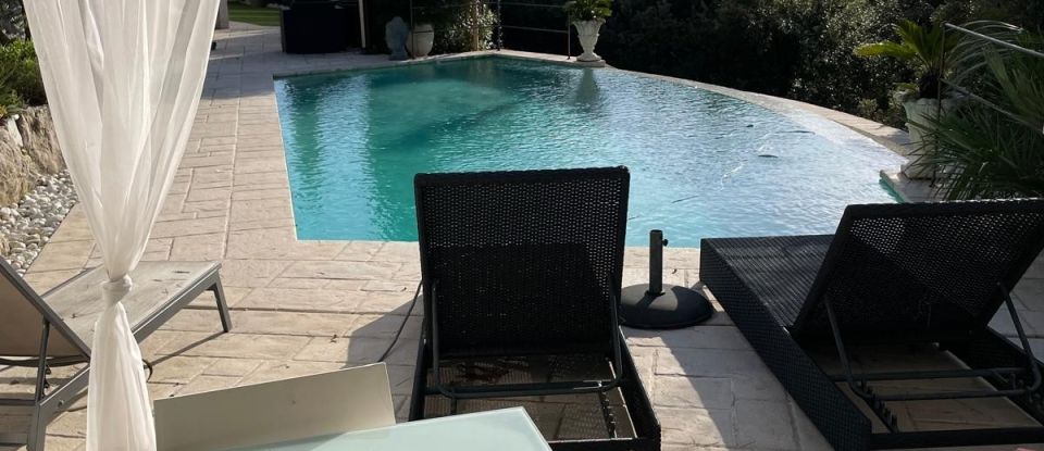 Maison traditionnelle 8 pièces de 233 m² à Cagnes-sur-Mer (06800)