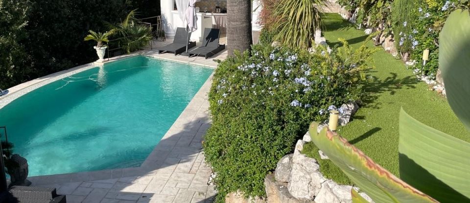 Maison traditionnelle 8 pièces de 233 m² à Cagnes-sur-Mer (06800)