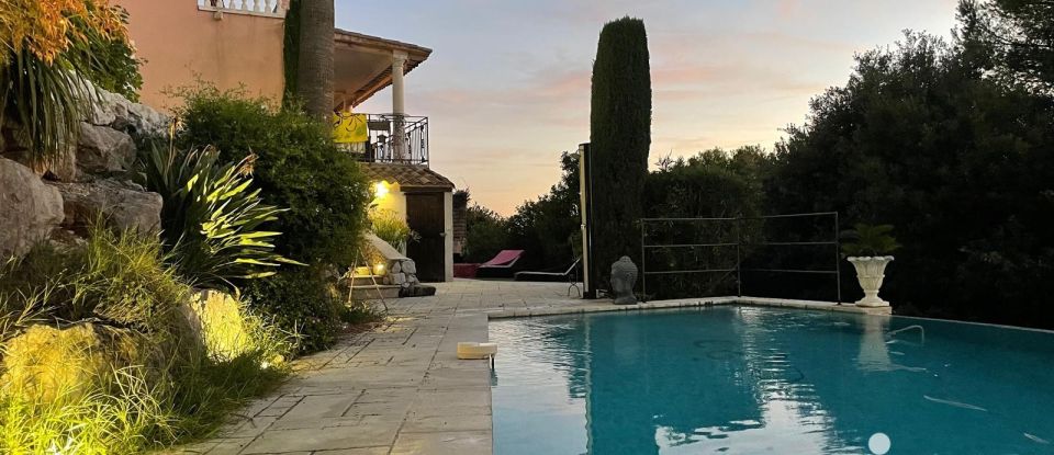 Maison traditionnelle 8 pièces de 233 m² à Cagnes-sur-Mer (06800)