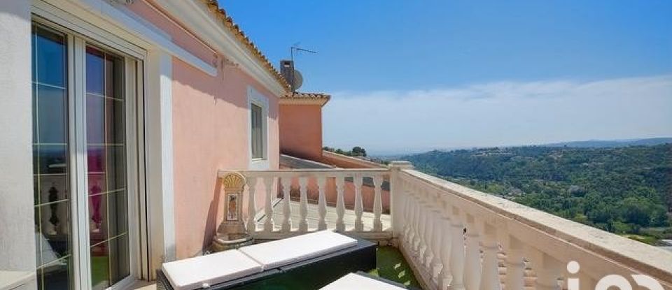 Maison traditionnelle 8 pièces de 233 m² à Cagnes-sur-Mer (06800)