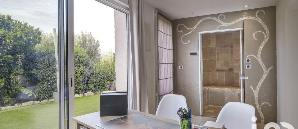 Maison traditionnelle 8 pièces de 233 m² à Cagnes-sur-Mer (06800)