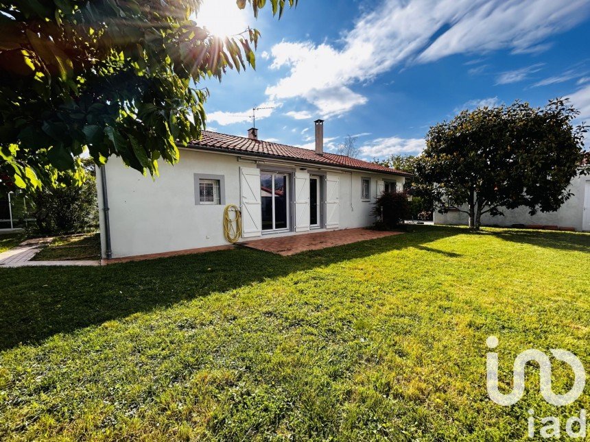 Traditional house 5 rooms of 107 m² in Castelginest (31780)