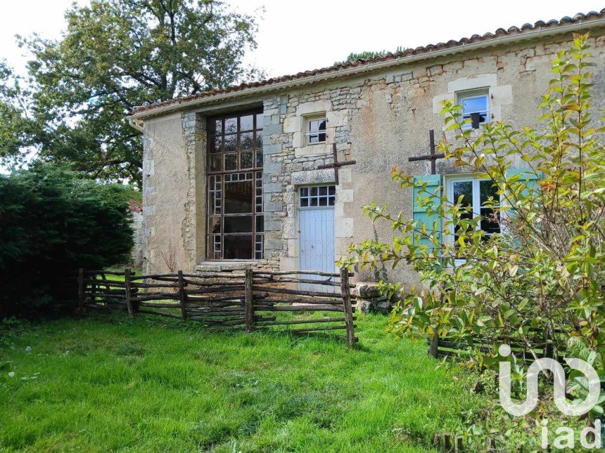 Maison de campagne 6 pièces de 177 m² à Saint-Gourson (16700)