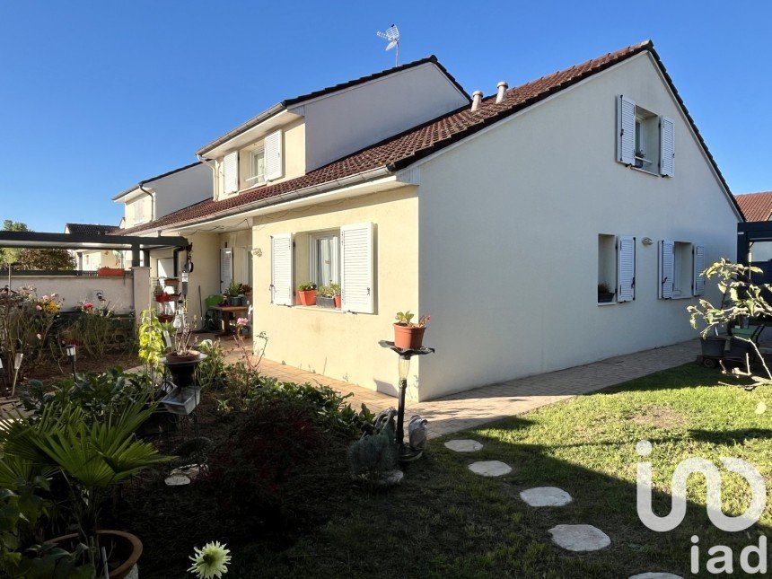 House 5 rooms of 127 m² in Naintré (86530)