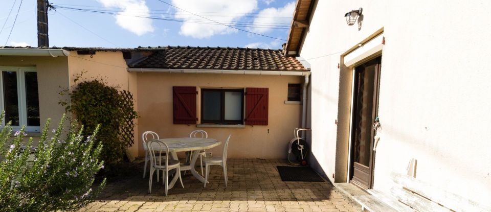 Traditional house 6 rooms of 122 m² in Saint-Gence (87510)