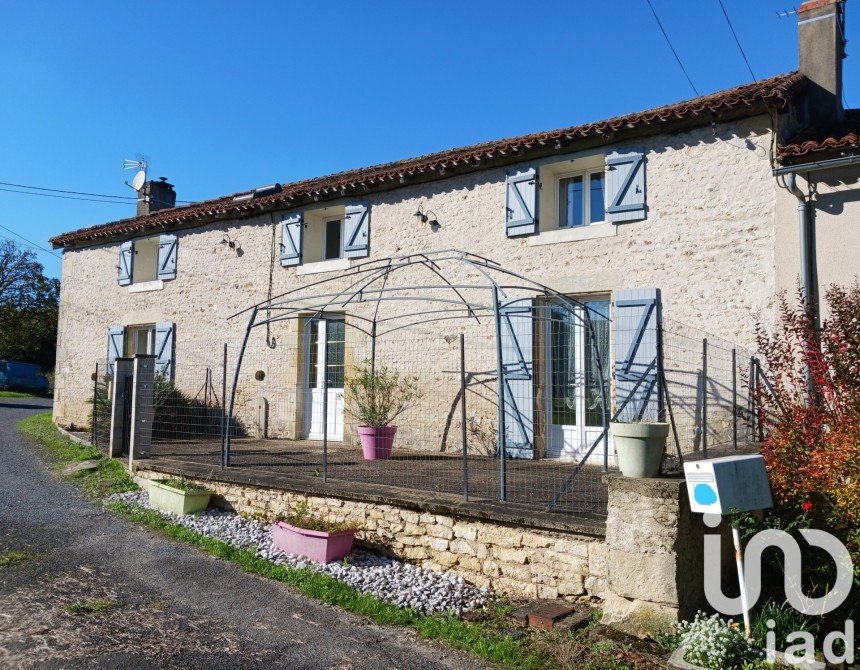 Country house 9 rooms of 197 m² in Sommières-du-Clain (86160)