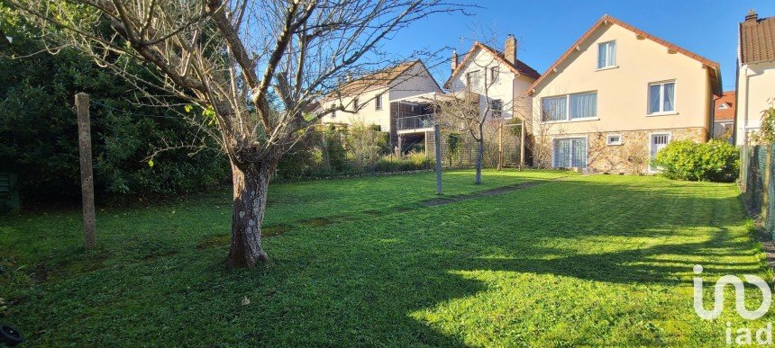 Traditional house 7 rooms of 191 m² in Saint-Rémy-lès-Chevreuse (78470)