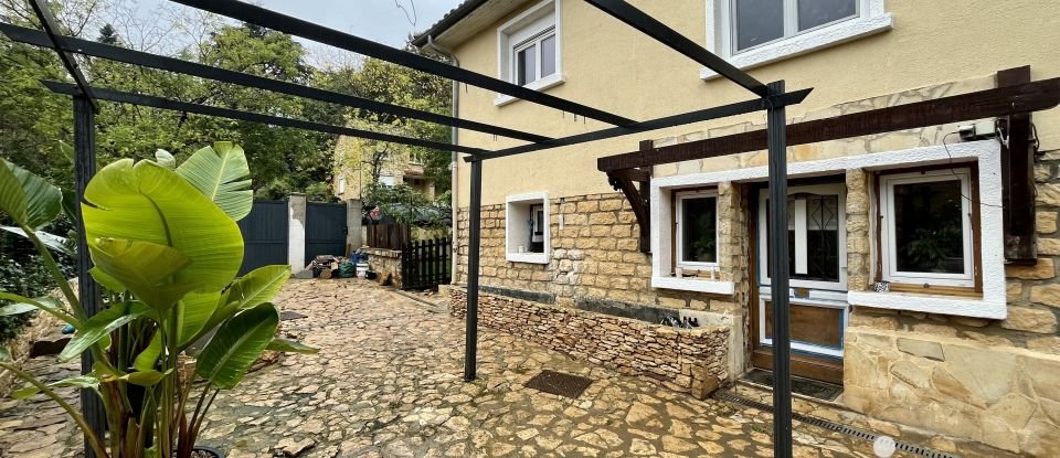 House 6 rooms of 140 m² in Sarlat-la-Canéda (24200)