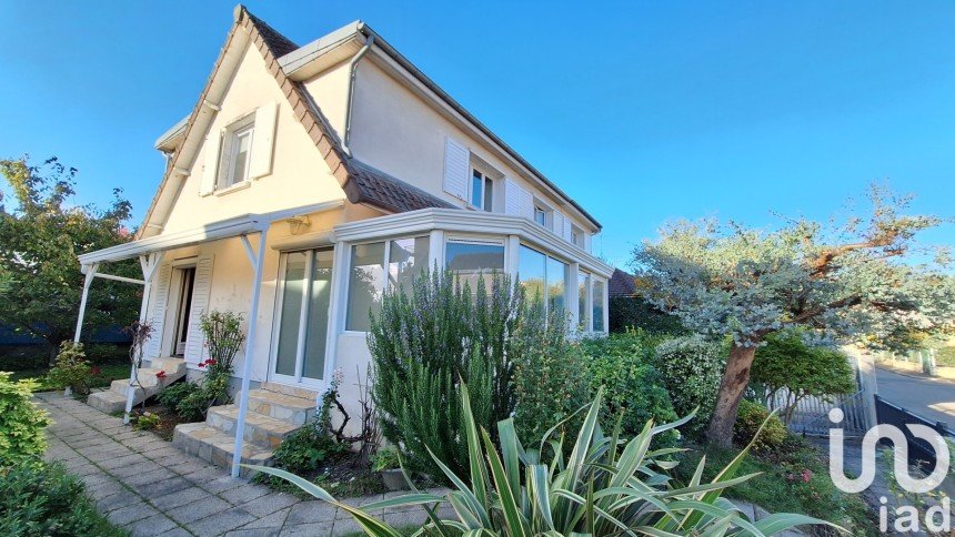 Maison traditionnelle 6 pièces de 140 m² à Le Chesnay (78150)