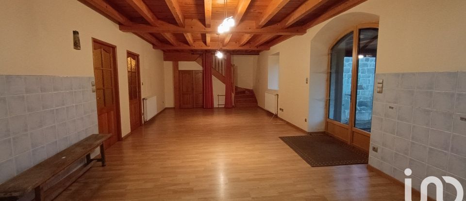 House 8 rooms of 212 m² in Grazac (43200)