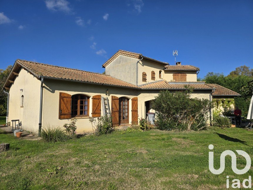 Traditional house 6 rooms of 147 m² in Castelsarrasin (82100)